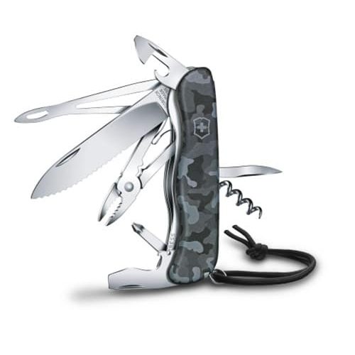 La navaja suiza Victorinox Cortapluma Skipper Camo 17 funciones 0.8593.W942 cuenta con 17 funciones, entre ellas una hoja, un sacacorchos, un cuchillo de sierra, alicates y un abridor de botellas. Su empuñadura de camuflaje gris le aporta estilo, mientras que un cordón negro ofrece opciones de transporte prácticas.