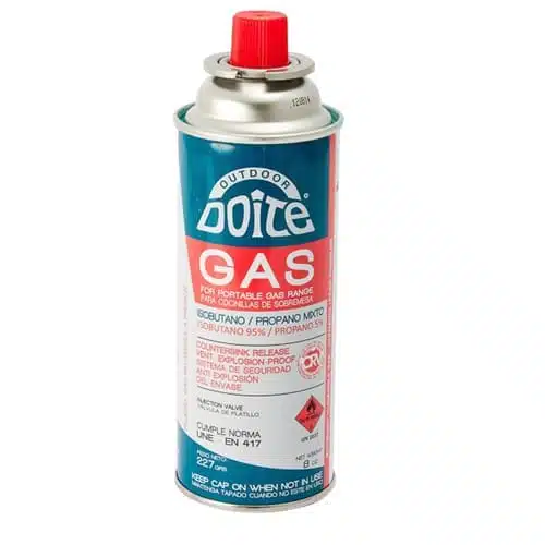 Un bote de gas Doite C/Válvula de 227 g para exteriores, para cocinas portátiles a gas, con un diseño en azul y rojo, una mezcla de isobutano y propano, y equipado con una tapa roja. Incluye instrucciones de seguridad en inglés y español, junto con una válvula para un uso seguro.
