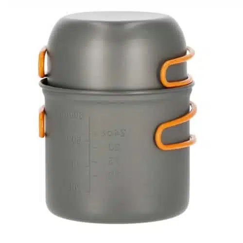 Un juego de utensilios de cocina para acampar compacto y apilado verticalmente en gris, adornado con asas de color naranja vibrante. Este Set de Ollas Doite 1 P #08458 incluye una olla con marcas de medición en el costado y una tapa correspondiente.
