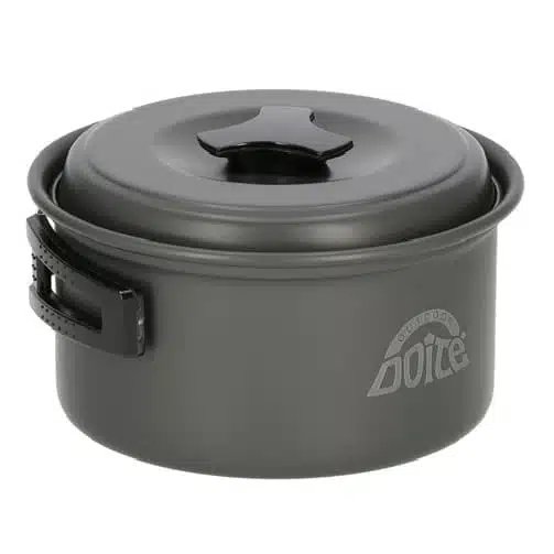 El Set De Cocinar Doite Cooker 2P #08447 es una olla para acampar gris con mango y tapa plegables, que presenta el nombre de la marca "Doite" elegantemente mostrado en su costado, lo que la convierte en un artículo imprescindible para cualquier aventura al aire libre.