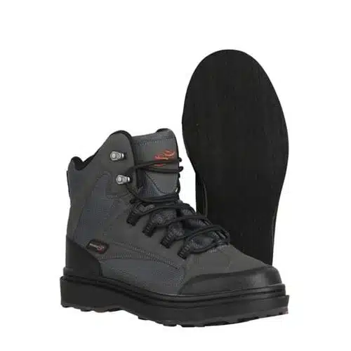 Un par de botas de senderismo hasta el tobillo en gris y negro, con cordones en la parte delantera, de Zapato Vadeo Tracer Scierra. Una bota se mantiene en posición vertical, mientras que la otra se inclina para mostrar su suela de goma oscura. Las botas presentan un diseño resistente ideal para aventuras al aire libre, acentuado con pequeños logotipos de color naranja.