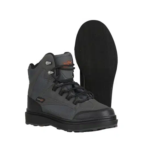 Un par de botas de senderismo hasta el tobillo en gris y negro, con cordones en la parte delantera, de Zapato Vadeo Tracer Scierra. Una bota se mantiene en posición vertical, mientras que la otra se inclina para mostrar su suela de goma oscura. Las botas presentan un diseño resistente ideal para aventuras al aire libre, acentuado con pequeños logotipos de color naranja.