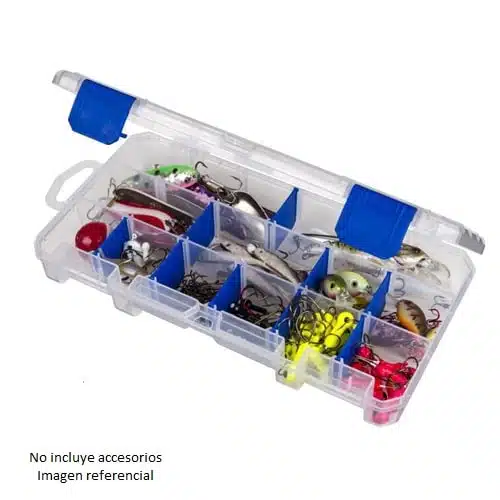 La Caja de Señuelos Flambeau 3003 #6530HM es una caja de plástico transparente con cierres azules, diseñada para guardar diversos señuelos y anzuelos de pesca en sus compartimentos separados. En la esquina izquierda, hay una nota en español: "No incluye accesorios. Imagen referencial". Es perfecta para organizar de manera eficiente su equipo de pesca.