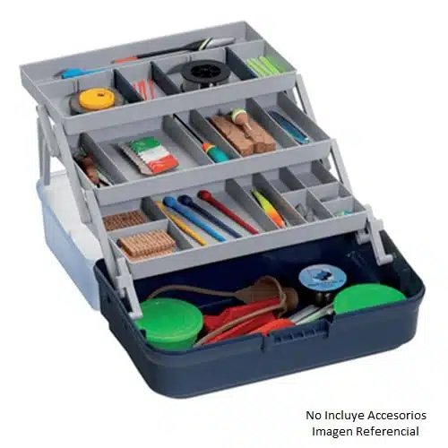 Caja Pesca Panaro 149 Azul-Blanco de varios niveles, de color azul y blanco, con 3 bandejas, abierta y con varios compartimentos llenos de herramientas y artículos pequeños. La caja contiene objetos como carretes de hilo, pinceles pequeños y otros artículos diversos. El texto dice: "No incluye accesorios imagen referencial".