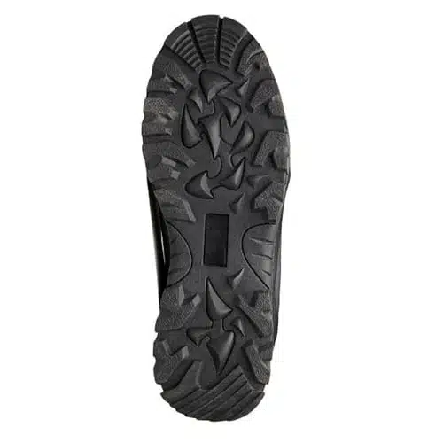 La imagen muestra la suela de la bota Zapato Vadeo Dam Iconiq Cleated Gris, que presenta un dibujo de banda de rodadura profundo y resistente diseñado para brindar tracción y durabilidad, perfecto para terrenos aventureros.