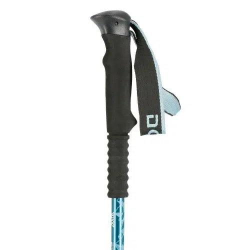 Un primer plano del bastón de trekking Doite Tactics muestra su empuñadura ergonómica negra y su mango con estampado azul, elaborados por expertos para lograr precisión. La correa de muñeca negra y azul integrada proporciona un soporte óptimo para sus viajes de aventura.