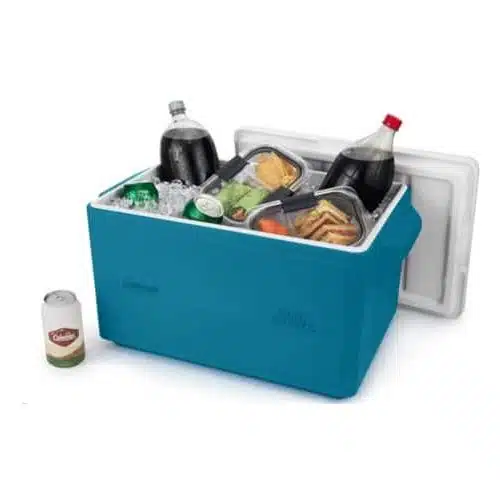 El Nevera Coleman Party Stacker 32Lt Azul n.° 2161172 está repleto de hielo y tiene capacidad para dos botellas grandes de cola, recipientes para sándwiches variados y una lata de gaseosa. Hay otra lata de gaseosa justo afuera de la tapa abierta de este versátil enfriador.