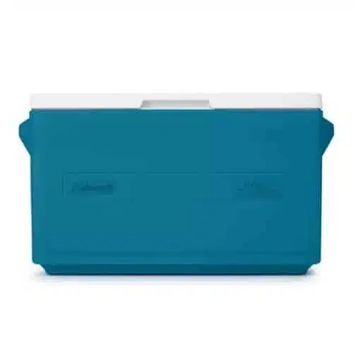 Imagen de un Nevera Coleman Party Stacker grande, rectangular, de color verde azulado, de 32 litros, Azul n.° 2161172, con tapa blanca y asas en ambos lados. El enfriador tiene un diseño simple y plano con un logotipo en la esquina superior izquierda del frente.
