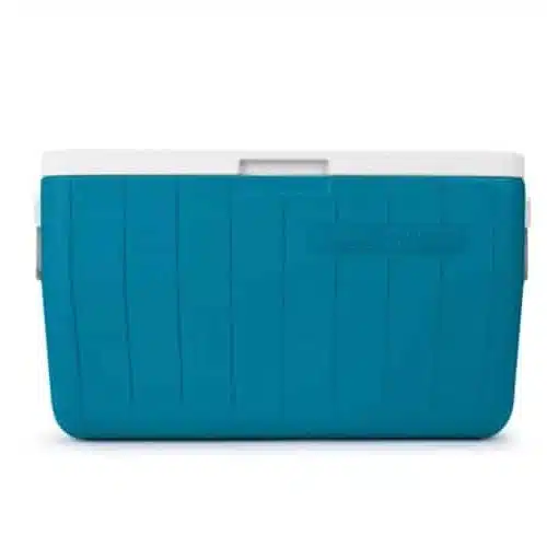Se muestra una hielera rectangular azul con tapa blanca y asas laterales sobre un fondo liso. La superficie de la hielera presenta crestas verticales para agregar textura y diseño. Este modelo Nevera Coleman Azul 45 Lt #2160729 es perfecto para cualquier salida.