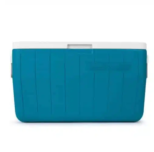 Se muestra una hielera rectangular azul con tapa blanca y asas laterales sobre un fondo liso. La superficie de la hielera presenta crestas verticales para agregar textura y diseño. Este modelo Nevera Coleman Azul 45 Lt #2160729 es perfecto para cualquier salida.