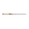 La Caña Shimano Sojourn 702 Med Spin 2.10M #SJS70M2B viene con un mango de corcho marrón claro y un eje negro, mejorado por un portacarrete rojo y negro, que ofrece precisión y versatilidad para cualquier aventura de pesca diseñada específicamente para la pesca Med Spin.