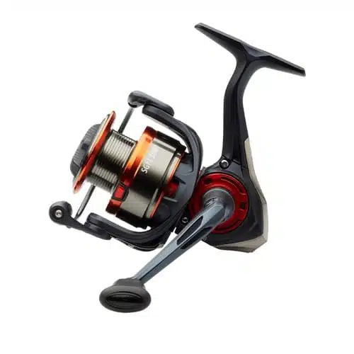 Una imagen en primer plano del carrete de pesca Carrete Savage SG2 2500H FD 5+1BB n.° 74722, que resalta su elegante diseño en negro, plata y rojo. El carrete incluye un carrete y una manija metálicos, lo que muestra su diseño compacto y ergonómico.