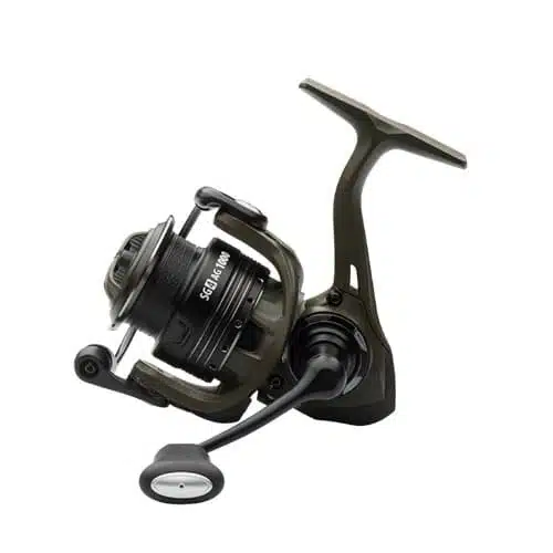 Imagen de un carrete de pesca negro y verde con un diseño moderno, que muestra una bobina marcada "SG4AG 1000". El carrete, identificado como Carrete Savage SG4AG 1000 FD 6+1BB #70487, cuenta con una manivela con empuñadura oscura y cuenta con una estructura elegante y estilizada, lo que lo hace perfecto para colocarlo en una caña de pescar para pescar.