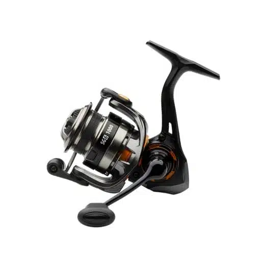 Presentamos el Carrete Savage SG6 3000H FD 8+1BB n.° 74737, un elegante y moderno carrete de pesca en negro y plata con un mango y una bobina ergonómicos. Tiene la inscripción "SG 5000" y un llamativo detalle en color naranja alrededor del área de la bobina. Diseñado para mejorar su experiencia de pesca, este carrete es la combinación perfecta de estilo y funcionalidad.