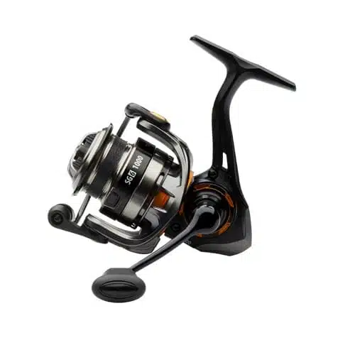 Un carrete de pesca negro y plateado con detalles en naranja. El carrete, similar al Carrete Savage SG6 4000H FD 8+1 BB #74738, cuenta con un diseño elegante y moderno que incluye un mango resistente y un mecanismo de bobina FD 8+1 BB suave. El texto "3000 Sgi" es visible en el costado del carrete.