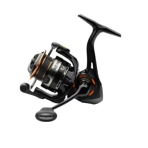 Imagen de un carrete de pesca Carrete Savage SG8 3000H FD 10+1 BB #74744 negro y naranja con un diseño elegante, mostrado en una vista de tres cuartos. El carrete cuenta con una bobina grande, un mango ergonómico y varias perillas de ajuste. Su apariencia moderna indica que está diseñado para entusiastas de la pesca serios.