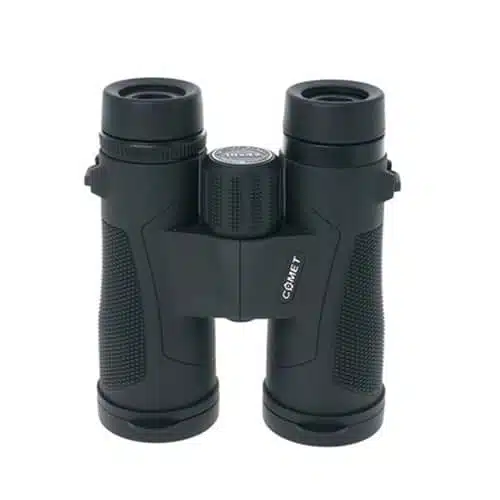 Un par de binoculares Comet 10x42mm #D08-1042A con rueda de enfoque central. El diseño incluye agarres texturizados en cada lado para una sujeción segura. El cañón izquierdo muestra con orgullo la marca Comet.