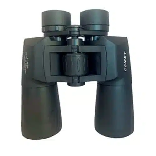 Los binoculares Comet 12x50mm P11-1250 son unos binoculares negros con el nombre de la marca estampado en el lado derecho. Estos binoculares de 12x50 mm vienen equipados con una rueda de enfoque central y lentes de objetivo de gran tamaño, lo que ofrece un diseño resistente que es ideal para actividades al aire libre como la observación de aves o el senderismo.