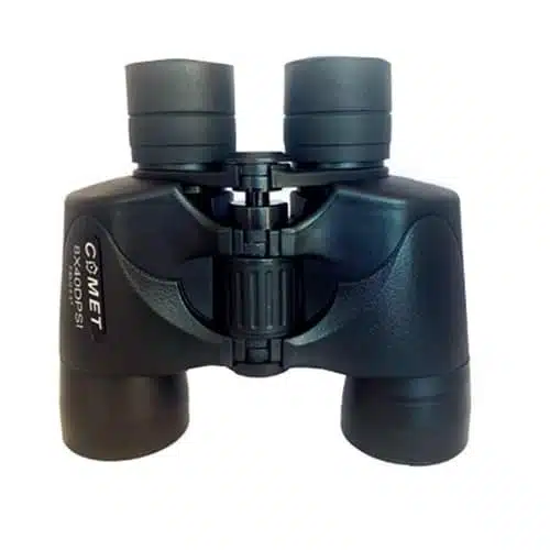 Un par de binoculares negros con empuñaduras texturizadas y rueda de enfoque ajustable. Los oculares están ligeramente separados y tienen impreso "Binocular Comet 8x40mm #P01-0840" en el lado izquierdo. Estos binoculares Comet cuentan con un diseño robusto y ergonómico.