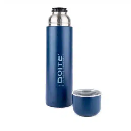 El "Termo Doite Max", con un exterior azul y el nombre de la marca elegantemente impreso en el lateral, presenta una tapa de acero inoxidable. Su tapa, diseñada para funcionar también como una práctica taza, lo acompaña a la perfección.