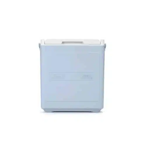 Una hielera Coleman rectangular gris con tapa y asa blancas. Esta Party Stacker parece estar hecha de plástico y está diseñada para uso portátil, probablemente para mantener frías las bebidas y los alimentos. El diseño de la Nevera Portatil es simple, con detalles mínimos en el cuerpo.