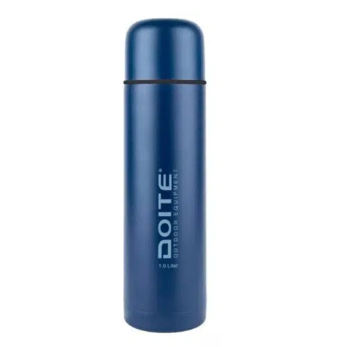 Un elegante termo azul de Termo Doite Max, con el nombre de la marca "Doite" y el texto "Outdoor Equipment" impreso verticalmente en blanco. Tiene una capacidad de 1,0 litros que se indica en la parte inferior del texto. La tapa azul a juego se integra a la perfección con su diseño cilíndrico, lo que lo convierte en un compañero esencial para cualquier aventura.