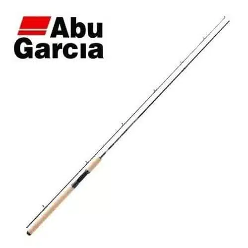 Imagen que muestra la caña de pescar Abu Garcia modelo Caña Abu Garcia Devil 902H DL Spin 2.70m, con empuñadura beige y caña negra. El logotipo de Abu Garcia, que contiene el nombre "Abu Garcia" con elementos rojos y negros, se encuentra ubicado en la esquina superior izquierda. La caña de pescar se encuentra colocada horizontalmente a lo ancho de la imagen.