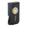 La linterna Led Lenser iF3R recargable de 1000 lúmenes 502171 presenta un diseño negro con una luz amarilla circular en el centro. Su forma rectangular y su agarre lateral texturizado la hacen elegante y funcional, mientras que el nombre de la marca "LED Lenser" se muestra de forma destacada en el frente.