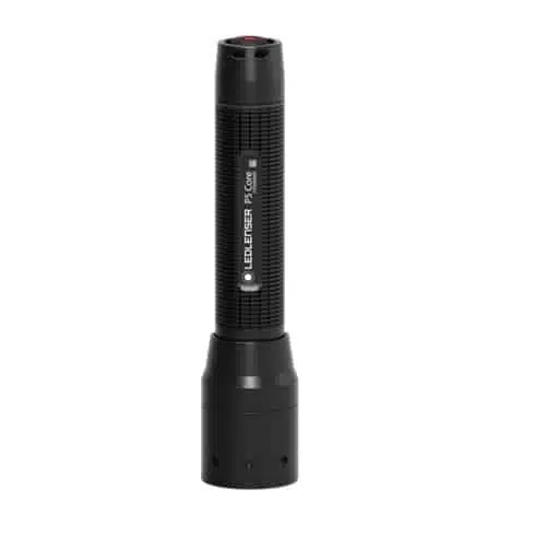 La linterna Led Lenser P5 Core 150 LUM Bx 1AA n.° 502599 presenta un elegante diseño de linterna LED negra con un agarre texturizado y un llamativo botón rojo en la parte superior. Su forma cilíndrica con una base más ancha muestra de manera prominente la marca "LEDLENSER P5 Core" en el costado.