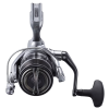 Primer plano del carrete de pesca Shimano Nasci plateado y negro, con un mango ergonómico y un intrincado mecanismo de enrollado de hilo. Su diseño elegante y moderno resalta la artesanía y la funcionalidad del carrete.