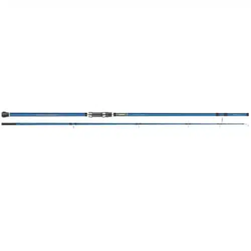 La caña Okuma Blue Diamond BMS-S 902H de 2,70 m presenta un acabado azul con un mango negro, portacarrete plateado y múltiples guías de línea a lo largo de su longitud. Esta caña segmentada de dos partes se muestra una al lado de la otra. La punta de la caña Okuma es blanca.