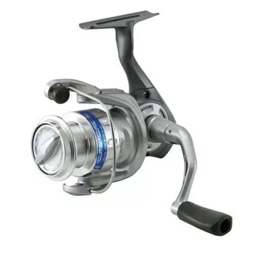 Primer plano del carrete de pesca Carrete Okuma Cascade CA-30 de 110 m/0,30 mm, que presenta un elegante diseño en gris y plata con una manivela en el lado derecho. El carrete está adornado con una etiqueta azul que envuelve la bobina y tiene un soporte de montaje angular en la parte superior. Sus superficies lisas y metálicas y sus empuñaduras ergonómicas resaltan su diseño sofisticado.