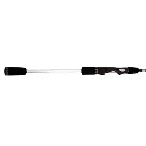 Una imagen en primer plano resalta la caña Okuma Helios HSX-S-704ML 2,10m. El elegante mango plateado forma una llamativa silueta horizontal, complementada por un mango negro elegantemente ubicado en el lado izquierdo de la imagen.