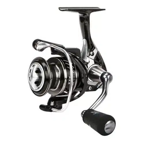 Una vista en primer plano del carrete giratorio Carrete Okuma ITX Carbon muestra su diseño elegante y moderno con acabados metálicos. Este carrete de pesca de alta calidad cuenta con una manivela con agarre texturizado, un carrete grande y un marco duradero. Combina a la perfección la funcionalidad con el atractivo estético, lo que lo convierte en una opción ideal para carretes giratorios.