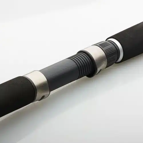 Primer plano de la empuñadura del Caña Dam Imax Nova, con empuñadura de espuma negra, anillos de metal plateado y portacarrete ajustable sobre un fondo claro. Este modelo tiene una longitud de 2,10 m, ideal para quienes valoran la precisión y la comodidad en cada lance.
