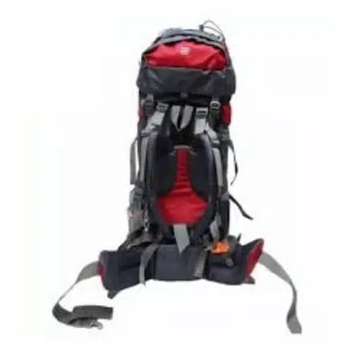 La Mochila Safari SB016BK001-2 65L Roja-Naranja, una mochila grande de senderismo en color negro y rojo, cuenta con múltiples correas y elementos ajustables. Está diseñada para mantenerse en posición vertical, destacando su espalda y correa de cintura acolchadas, lo que la hace ideal para aventuras de senderismo o trekking al aire libre.