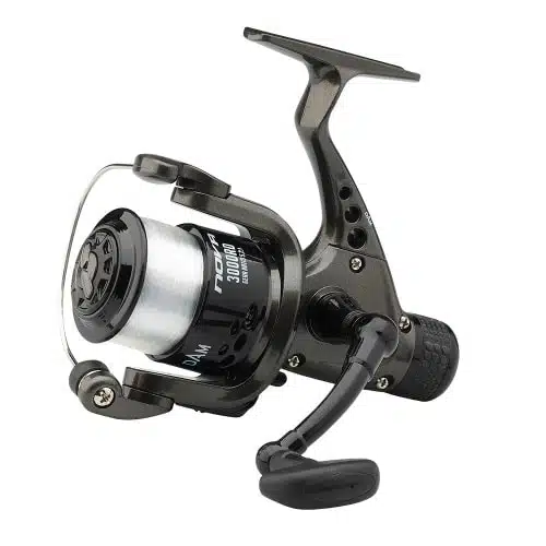 El Carrete Dam Nova 4000 FD 180m/0,30mm se presenta como un carrete de pesca compacto y negro con un acabado metálico. Este modelo cuenta con un mango resistente, un sistema de freno ajustable y viene preenrollado con 180 m de hilo de pescar transparente de 0,30 mm. El carrete también incluye múltiples perillas de ajuste y un brazo de agarre para guiar el hilo hacia el carrete.