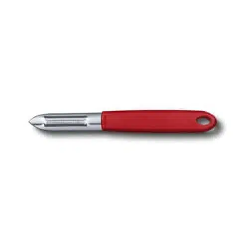 El pelador Victorinox doble filo mango rojo 7.6077.1 cuenta con una elegante hoja de acero inoxidable de doble filo y un mango rojo macizo con un orificio ovalado en el extremo para colgarlo. La hoja dentada es ideal para pelar patatas, zanahorias y otras verduras.