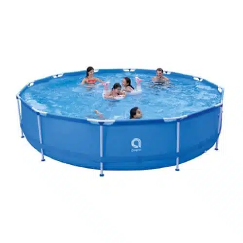 Niños y adultos se divierten en una piscina elevada circular. La Piscina Estructural Redonda SAFARI Round Steel Frame 4.2x0.85m #17800EU tiene un exterior azul con soportes blancos. El agua es clara y algunos niños usan flotadores inflables. La piscina está situada al aire libre.