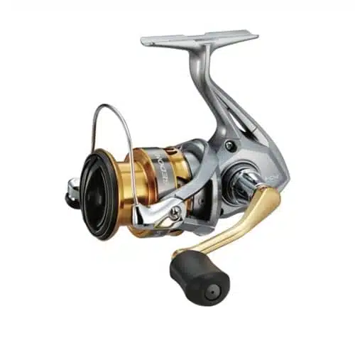 El Carrete Shimano Sedona 1000FI 110m/0.20mm es un carrete de pesca plateado y dorado con manija negra, que cuenta con un diseño elegante y moderno, componentes metálicos brillantes y un acabado suave.