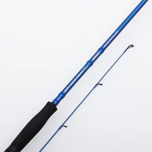 Primer plano de la caña de pescar Caña Savage SGS4 Specialist de 2,74 m, con un diseño azul con mango y guías negras, sobre un fondo blanco liso.