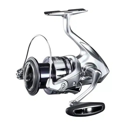 Un elegante carrete de pesca plateado y negro con un diseño moderno, que incluye una bobina, una manivela y un asa. El Carrete Shimano Stradic FL 4000XG 180m/0,30mm tiene un acabado metálico y una manivela ergonómica para facilitar su uso. Con una capacidad de 180m/0,30mm, este carrete compacto y aerodinámico es ideal para los entusiastas de la pesca.