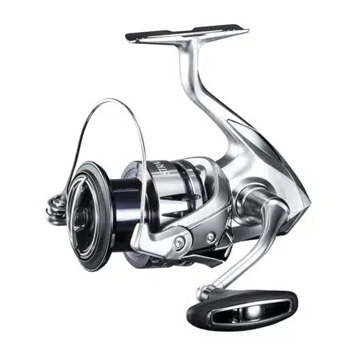 El Carrete Shimano Stradic FL C5000XG 175m/0,35mm es un carrete de pesca plateado de alta calidad con manivela en el lado derecho diseñado para spinning. Cuenta con un acabado pulido, viene equipado con una bobina que contiene el sedal e incluye un brazo de agarre que asegura una liberación suave del sedal durante el lance. La manivela tiene un agarre negro para un uso cómodo.