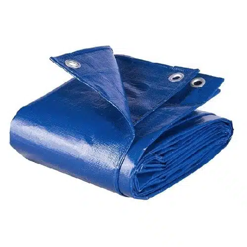 Lona Safari Multiuso Impermeable 3x4 SF434, cuidadosamente doblada, en color azul, con ojales de metal en los bordes. Esta lona impermeable cuenta con un acabado semibrillante y un material duradero, con una esquina levantada para revelar su grosor y múltiples capas.