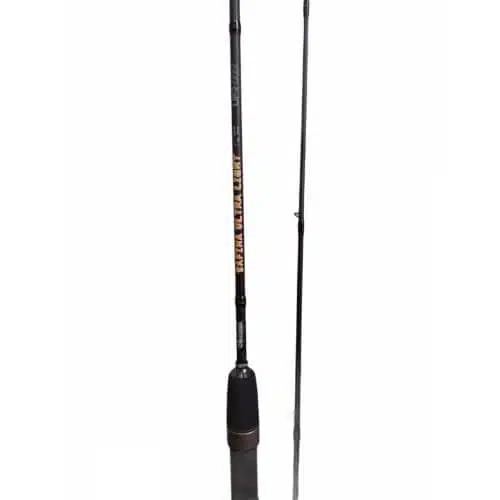 Se muestra una caña de pescar Caña Okuma Safina S-612UL negra de 1,85 m en posición vertical sobre un fondo blanco liso. La caña presenta un texto cerca de la sección del mango, que parece estar acolchada para un mejor agarre, y está dividida en dos partes.