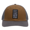 La gorra Jockey 70 West Kano presenta un diseño marrón y gris con una parte posterior de malla. En la parte delantera luce un parche rectangular negro que muestra un mapa topográfico y el texto "70° WEST KANO".