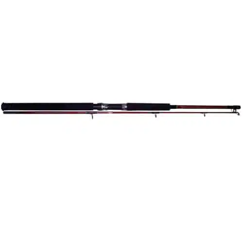 La caña de pescar Falcon Claw TEC 602B Boat de 1,80 m, con empuñadura negra y marrón y portacarrete negro, está completamente ensamblada y dispuesta horizontalmente sobre un fondo blanco. La caña presenta múltiples anillas de metal brillante a lo largo de su longitud.