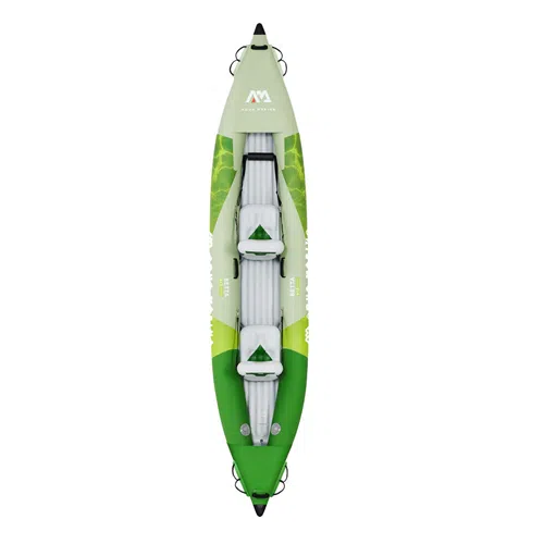 Vista superior del Kayak Betta Doble Leisure 2021 Aqua Marina, un kayak hinchable verde y blanco diseñado para dos personas. El kayak tiene forma puntiaguda en ambos extremos y cuenta con dos asientos regulables con respaldo y reposapiés. El logotipo y el diseño de la marca son visibles en el exterior.