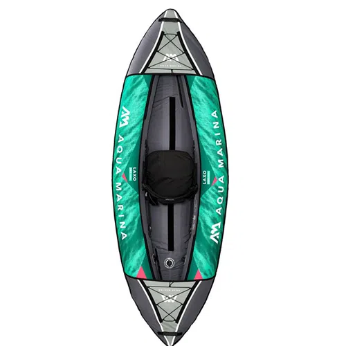 Vista superior de un kayak inflable Aqua Marina Kayak Laxo para 1 persona en colores verde y negro. El kayak tiene un solo asiento en el centro, detalles en negro y presenta el texto de la marca "Aqua Marina" en los costados junto con diseños en la proa y la popa.