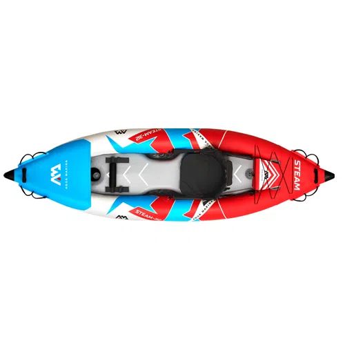 Vista superior del colorido Kayak Steam 1 Persona Aqua Marina, que muestra su llamativo diseño con secciones en rojo, azul y blanco. Incluye un asiento con respaldo y cuerdas elásticas negras tanto en la parte delantera como en la trasera.